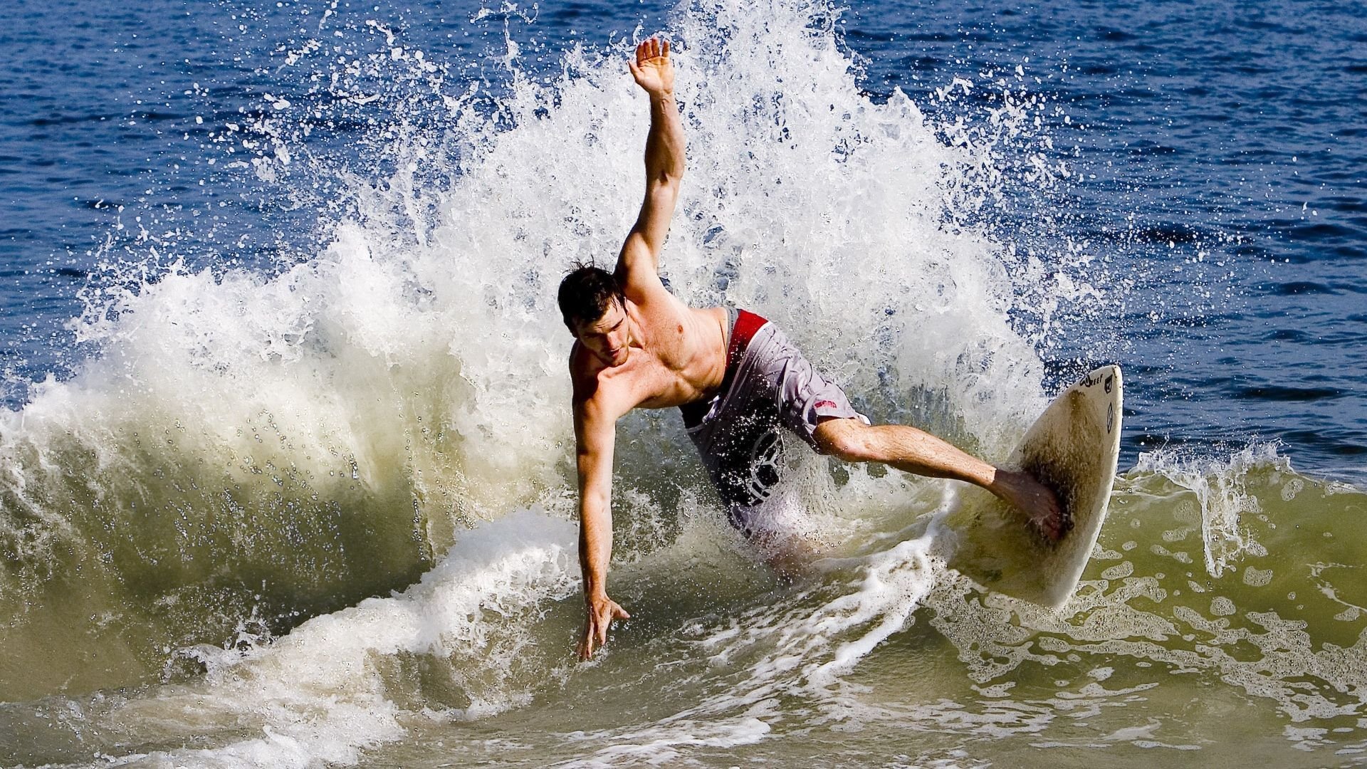 里奇·麦考的默契配合与防守智慧，确保全黑队稳固的防线，麦奇里湖